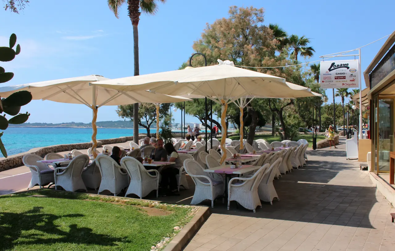754 Cafe an der Strandpromenade von Cala Millor